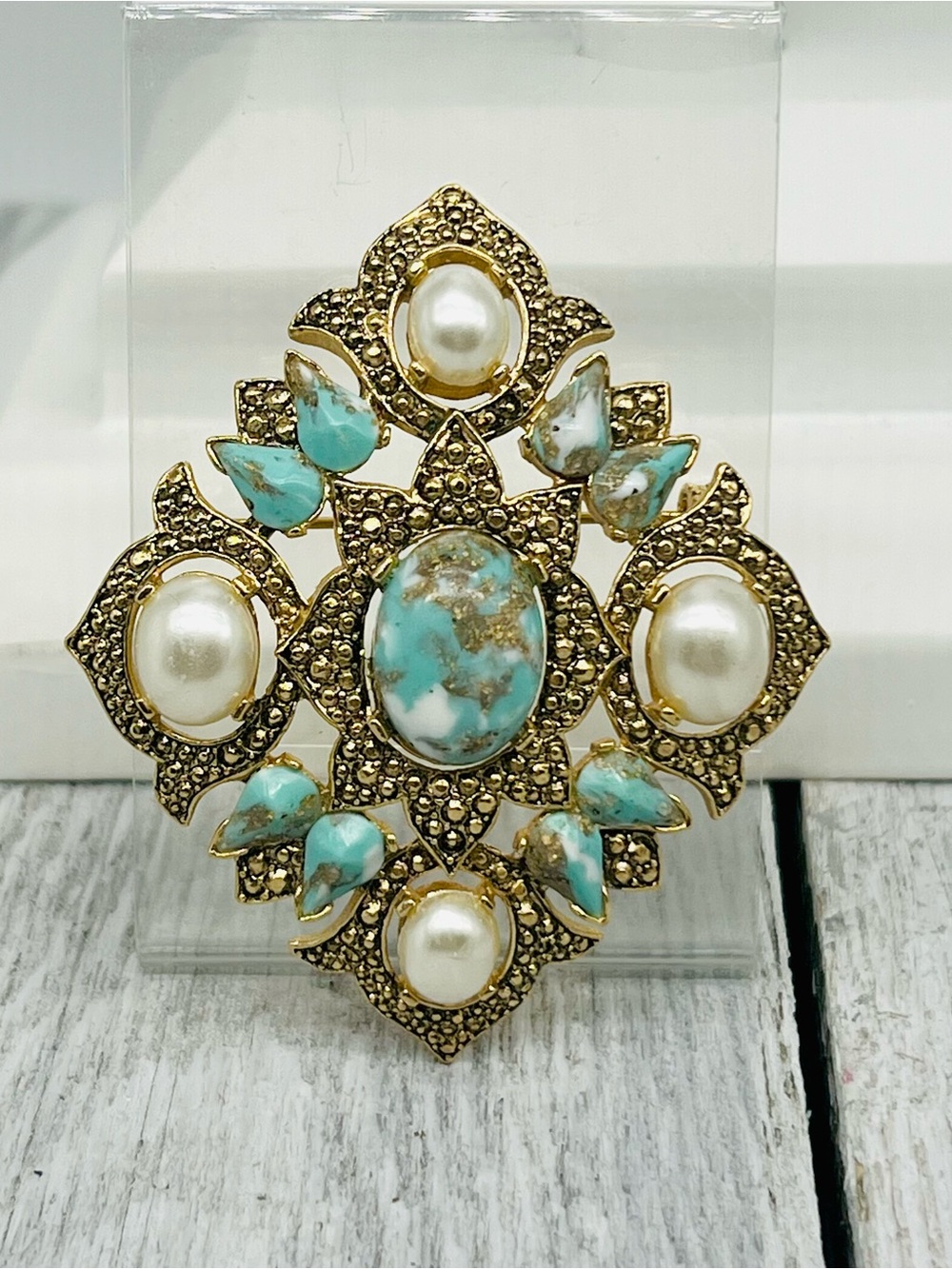389. Vintage Signed Sarah Coventry Faux Pearl Glass Cabochon Brooch. Mint.